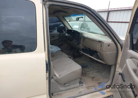 2001 Chevrolet Silverado 1500 z USA, uszkodzony, nr VIN 2GCEC19V811348670